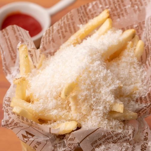 フライドポテト　バルミジャーノチーズがけ