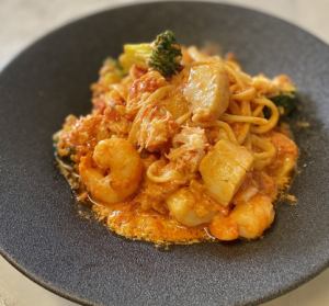 ぷりぷりエビとホタテのトマトクリームソース