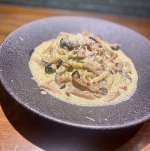 3種キノコとベーコンのジェノベーゼクリーム