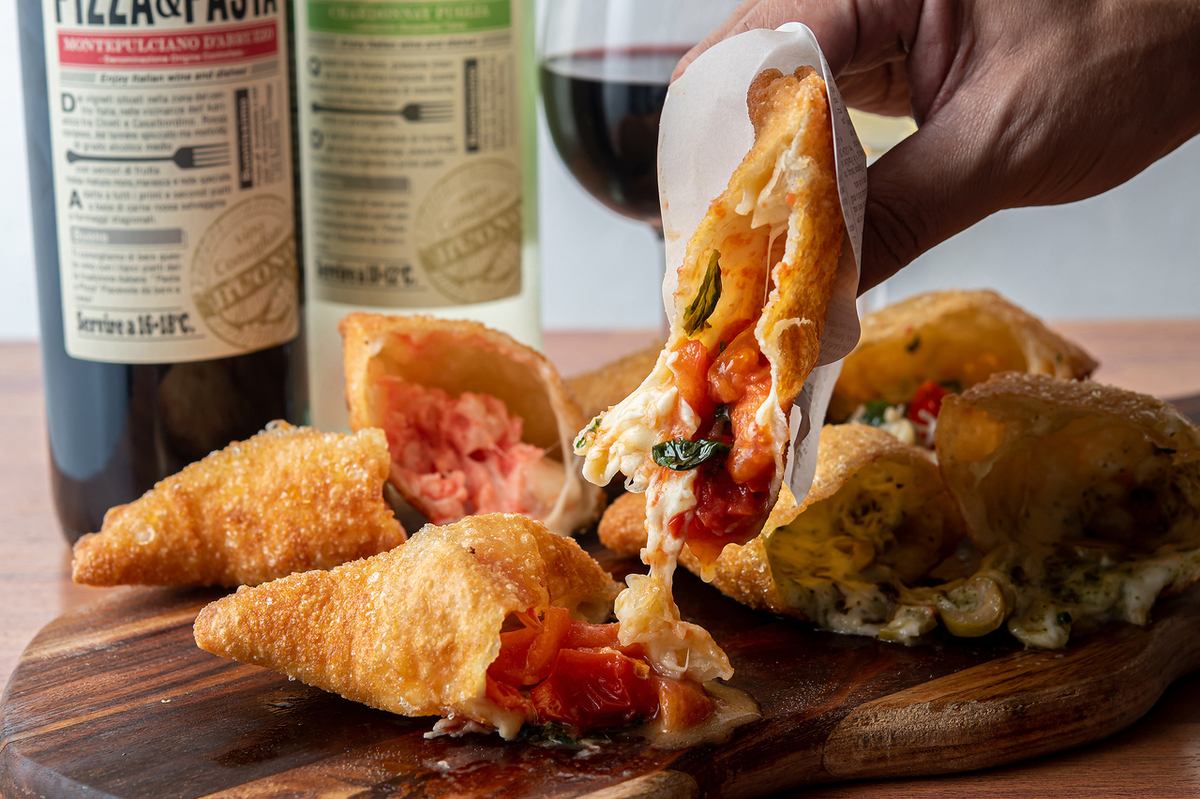 テレビでも話題！関西で唯一“揚げピザ”×樽生泡ワインが楽しめるイタリアン