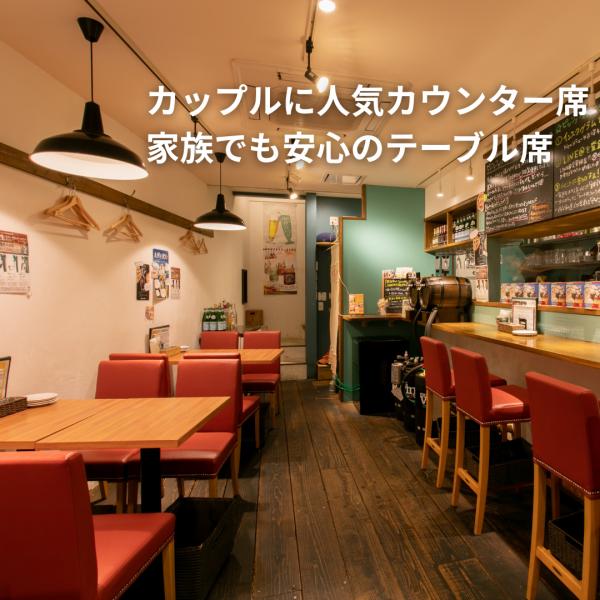 ネット予約で当日予約もOKなのも嬉しいポイント◎カジュアルな店内は居心地のいい雰囲気。カウンターもテーブルも座り心地のいい椅子なので、ついつ長居していまうお客様も多いのだとか。仕事仲間との食事や、女子会にぴったりのお店です。平日だと10名から貸切ができるプランもあるので、幹事さんは必見！(要事前予約)