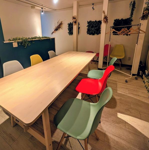 2階には貸し切り感覚で使えるひろびろとしたお部屋が。まさに秘密の隠れ家のようなお部屋は5、6名様で利用OK!周りを気にせず楽しめるので、自然と会話も弾みます。大人気スペースは1日1組限定なので早めのご予約を!