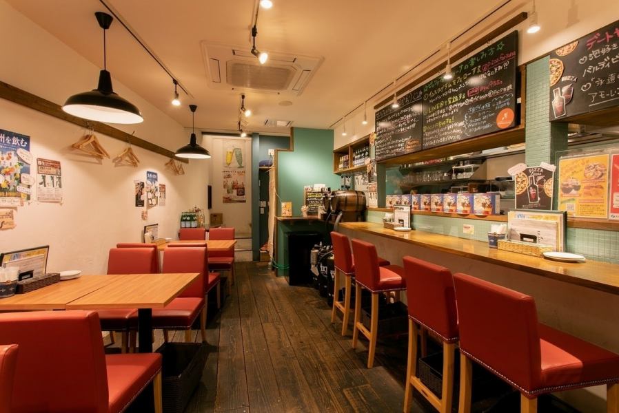 ネット予約で当日予約もOKなのも嬉しいポイント◎カジュアルな店内は居心地のいい雰囲気。カウンターもテーブルも座り心地のいい椅子なので、ついつ長居していまうお客様も多いのだとか。仕事仲間との食事や、女子会にぴったりのお店です。平日だと10名から貸切ができるプランもあるので、幹事さんは必見!(要事前予約)