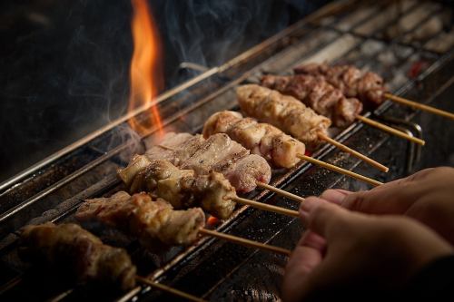 沖縄県産の豚肉を使用した、こだわりの炭火串焼き！