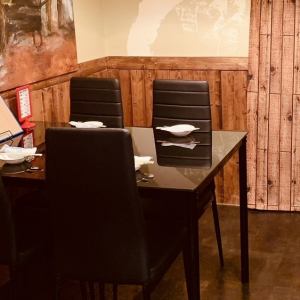 友人や家族と一緒に楽しむなら、4人掛けのテーブル席がおすすめ☆お料理は見た目もおしゃれなフレンチおでんをメインに、各種ワインとのマリアージュを楽しめます♪色鮮やかなメニューは写真映えバツグン◎女子会もきっと盛り上がりますよ♪ぜひ心地良い空間で、美味しい料理とワインを味わってみてはいかがでしょうか？☆