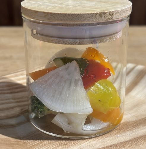 5か6種類の野菜ピックルス