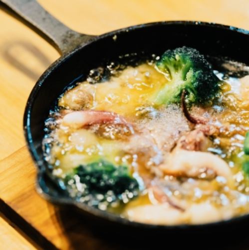 アヒージョ魚介とブロッコリー