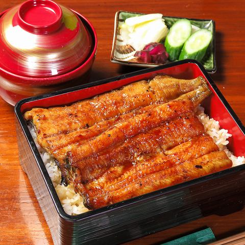 ふっくら肉厚な国産鰻が自慢。香ばしく焼き上げた逸品は、鰻本来の旨みが際立つ至福の味わい。