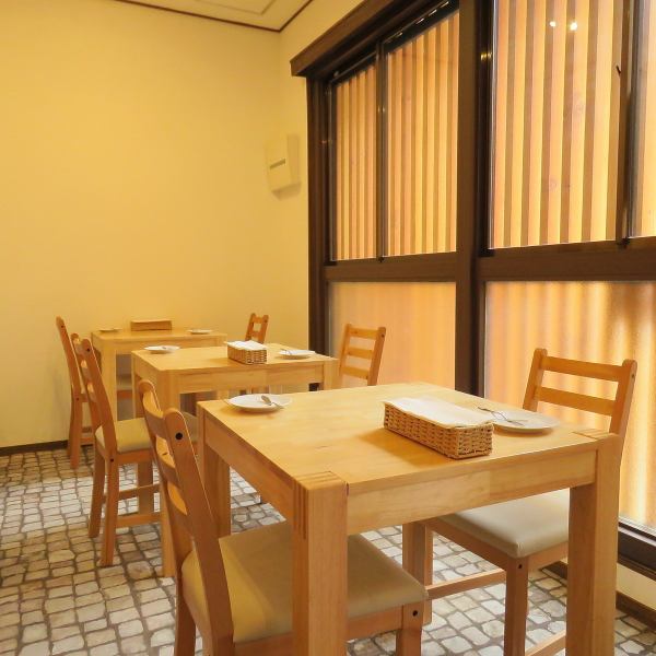 There is a reasonable space between the tables, so you can spend a relaxing time.Feel free to use alone.The use in the group will set the table together.