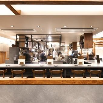 常連・デートに人気のカウンター席。お仕事帰りに温かい創作料理をご賞味ください♪料理している風景も見れて会話も弾みます！