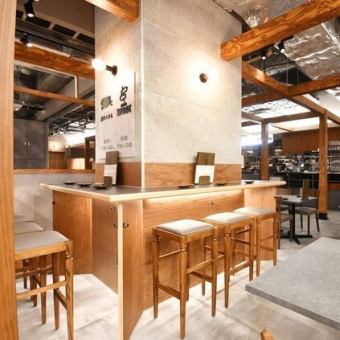 常連・デートに人気のカウンター席。お仕事帰りに温かい創作料理をご賞味ください♪料理している風景も見れて会話も弾みます！