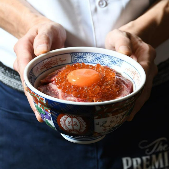 昼は和牛サーロインや大赤海老を使用した贅沢な「TKG」