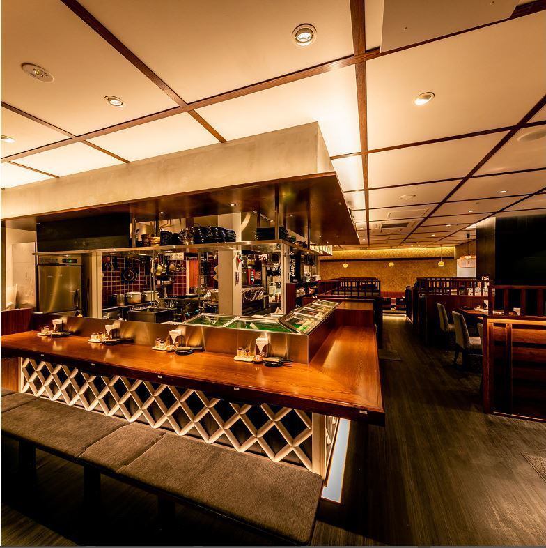 活気溢れる店内は居心地抜群！席間隔もゆとりがあります