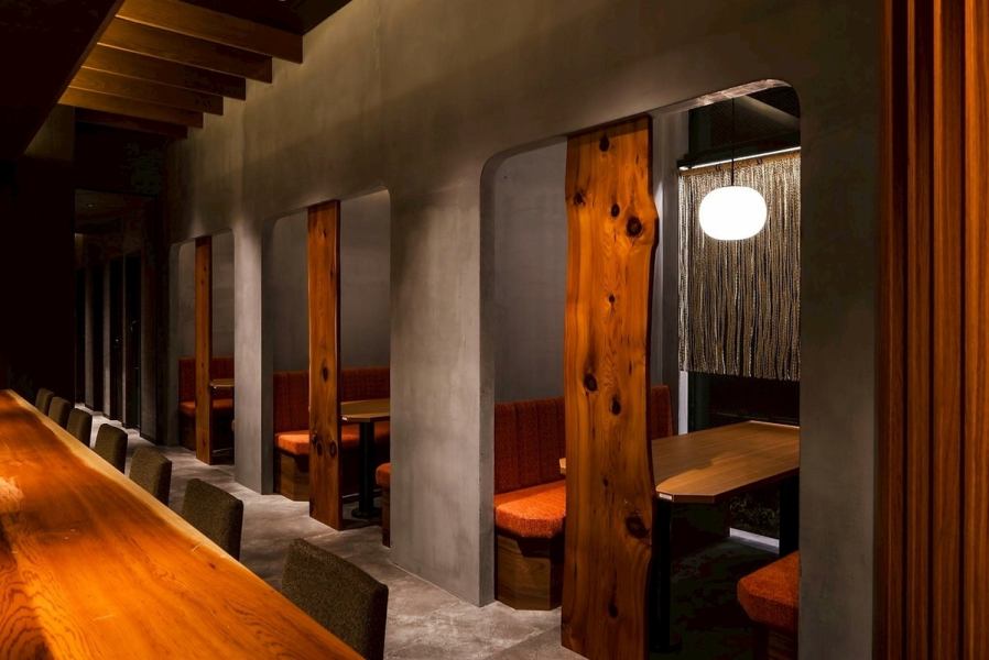 BOX席は2～6名様までのお席が3卓ございます！周囲の目を気にせずにごゆっくりお寛ぎ頂けます♪隠れ家の様な雰囲気の当店をお楽しみ下さい！