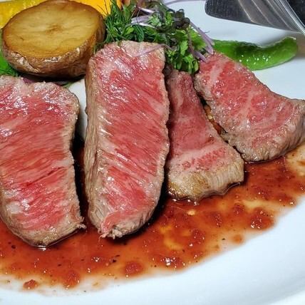 A5級 ● 臀肉 ● 大理石紋日本黑毛牛肉 120克（配小牛肉湯和芥末醬）