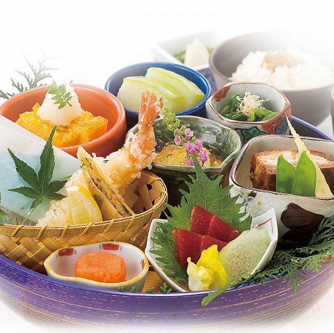 [Colored Daimyo Gozen] A popular dinner set where you can enjoy seasonal obanzai little by little
