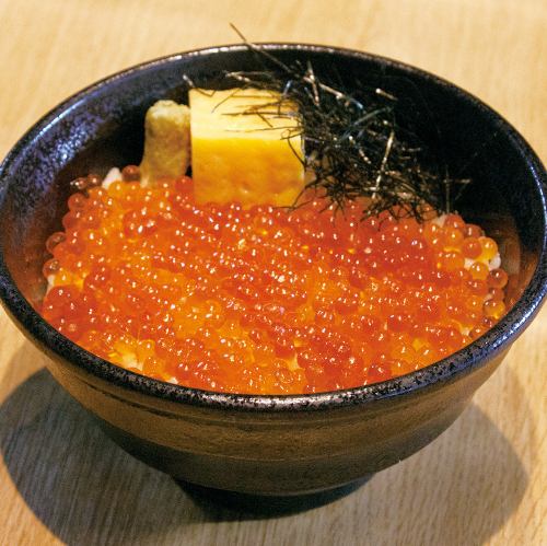 We offer colorful rice bowls and set meals♪