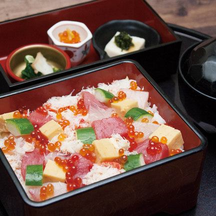 [Plenty of fresh seafood ☆] Gorgeous seafood rose chirashi