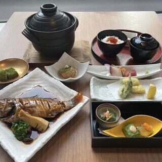 【用砂鍋煮野狗黑一鍋和鮭魚子的晚餐】+高級無限暢飲8,000日元→6,000日元