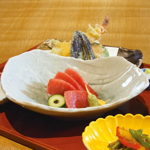 Tuna sashimi and tempura set