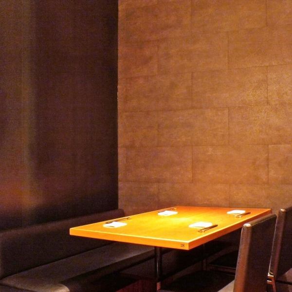 【会社帰りのお食事にもオススメです♪】雰囲気抜群のソファ席は、お仕事帰りの飲み会や、カップルの方に人気のお席です。広々としていてゆっくりできますので、じっくり語り合いたいときにも最適★お気軽にお立ち寄りください。