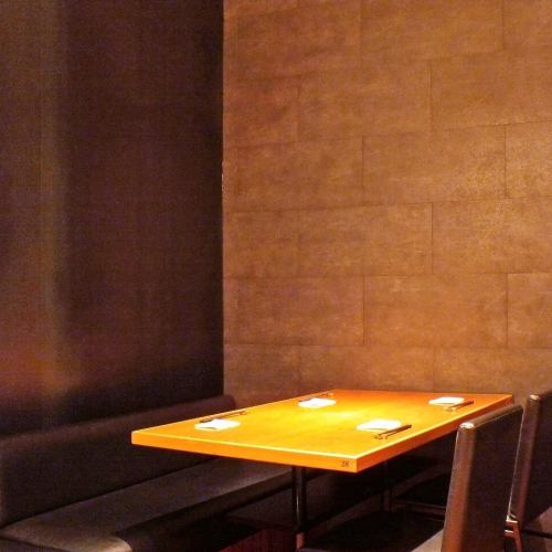 <p>【会社帰りのお食事にもオススメです♪】雰囲気抜群のソファ席は、お仕事帰りの飲み会や、カップルの方に人気のお席です。広々としていてゆっくりできますので、じっくり語り合いたいときにも最適★お気軽にお立ち寄りください。</p>