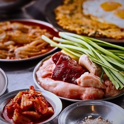 本場韓国に来たかのような空間で、自慢の絶品料理をどうぞ！