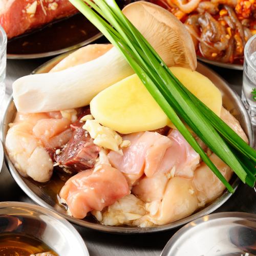 ≪人気メニュー◎特製ニンニクダレとシンプルな塩の味付けがマッチ♪≫ 牛ホルモン塩焼き ￥2,700（税込）