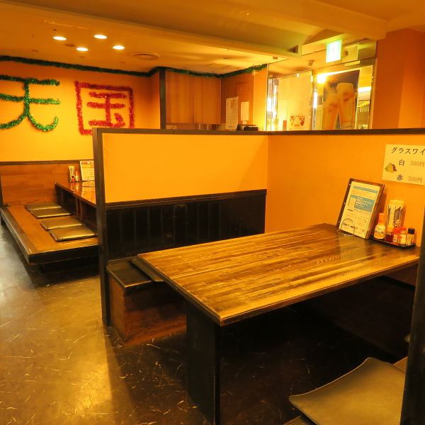 靴を脱いでのんびりお過ごしいただける、小上がりのお座敷席。お店の入口側＆最奥に、それぞれ1つずつ設けております。6名様までのお集まりにちょうど良い広さの空間で、ワイワイと盛り上がる宴会をお楽しみください。スペースは広々と取っておりますので、荷物の置き場にも困りません♪ ..