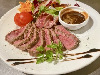 쇠고기 모모 고기 타타키 × 레드 와인 소스