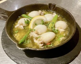 ミニ紋甲イカとアスパラレモンのアヒージョ