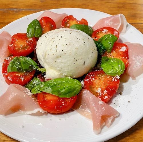 ブッラータチーズのカプレーゼ