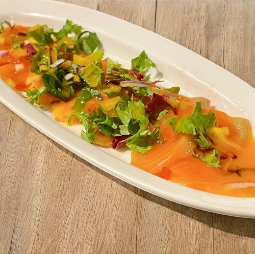 サーモンと水菜わさびのカルパッチョ