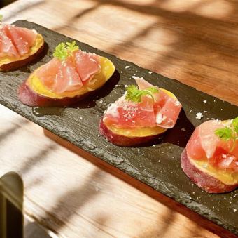 红薯和乳清干酪,上面放有火腿