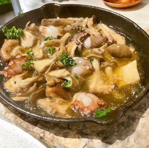 真ダコとキノコのアヒージョ