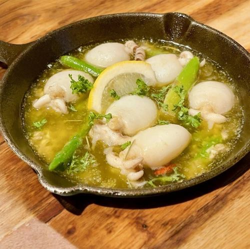 ミニ紋甲イカとアスパラレモンのアヒージョ