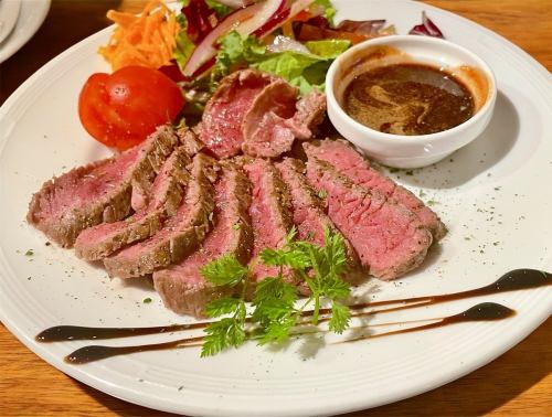 牛もも肉のたたき×赤ワインソース
