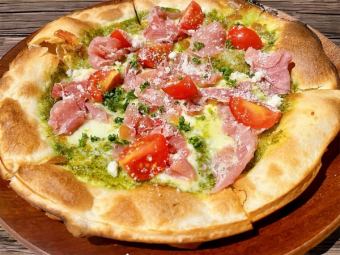 意大利熏火腿、马苏里拉奶酪配罗勒