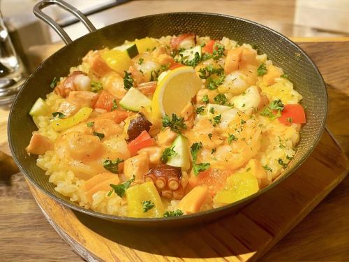 地中海シーフードのパエリア
