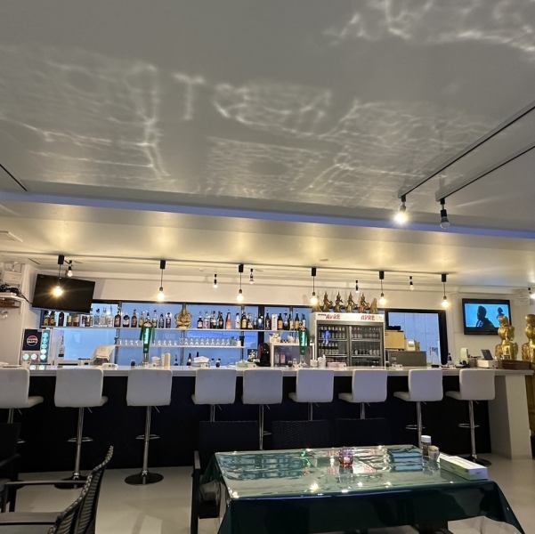 スタイリッシュで洗練されたバー風の空間です。店内は、重厚な椅子と間接照明が織りなすムードがあり、静かに語らいたい夜にもぴったりです◎カウンター席も設けられており、お酒をじっくりと味わうにもおすすめです。