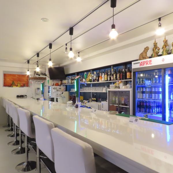 シックな異国空間で特別なひとときを！カウンターは洋酒のボトルが並び、照明は控えめで落ち着いたムードです。店内はおしゃれなつくりでデートや少人数の女子会でもおすすめです♪異国情緒を軽やかに楽しめる洗練された空間です。