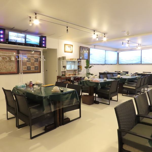 スタイリッシュで洗練されたバー風の空間です。店内は、重厚な椅子と間接照明が織りなすムードがあり、静かに語らいたい夜にもぴったりです◎カウンター席も設けられており、お酒をじっくりと味わうにもおすすめです。