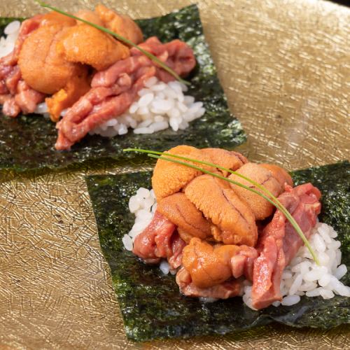 うにとユッケの手巻き