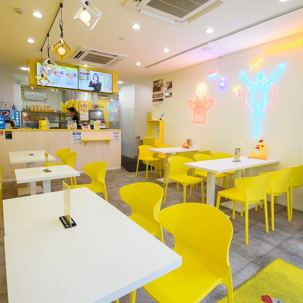《There is an eat-in space》 There are table seats and counter seats in the store! The inside of the store has a cute atmosphere based on white and yellow ♪ 5 tables for 2 people, 1 table for 4 people, 6 There is one table for people.It can be used by a large number of people by connecting tables ◎