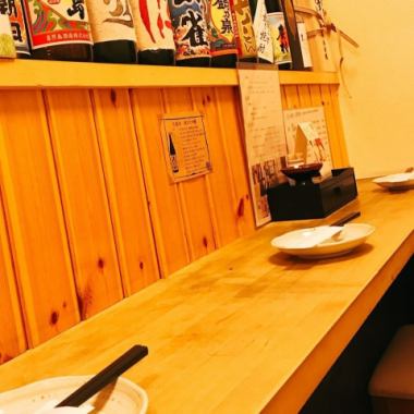 厨房で調理する店主を間近に見ながらお食事をお愉しみ頂ける特等席となっております。お料理に合う焼酎や日本酒を紹介して貰う事も。