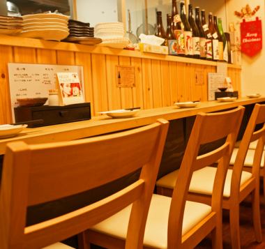 It is an exclusive seat where you can enjoy a conversation with the shopkeeper.The distance to the shopkeeper is close and the popular seat for one person is this counter seat.