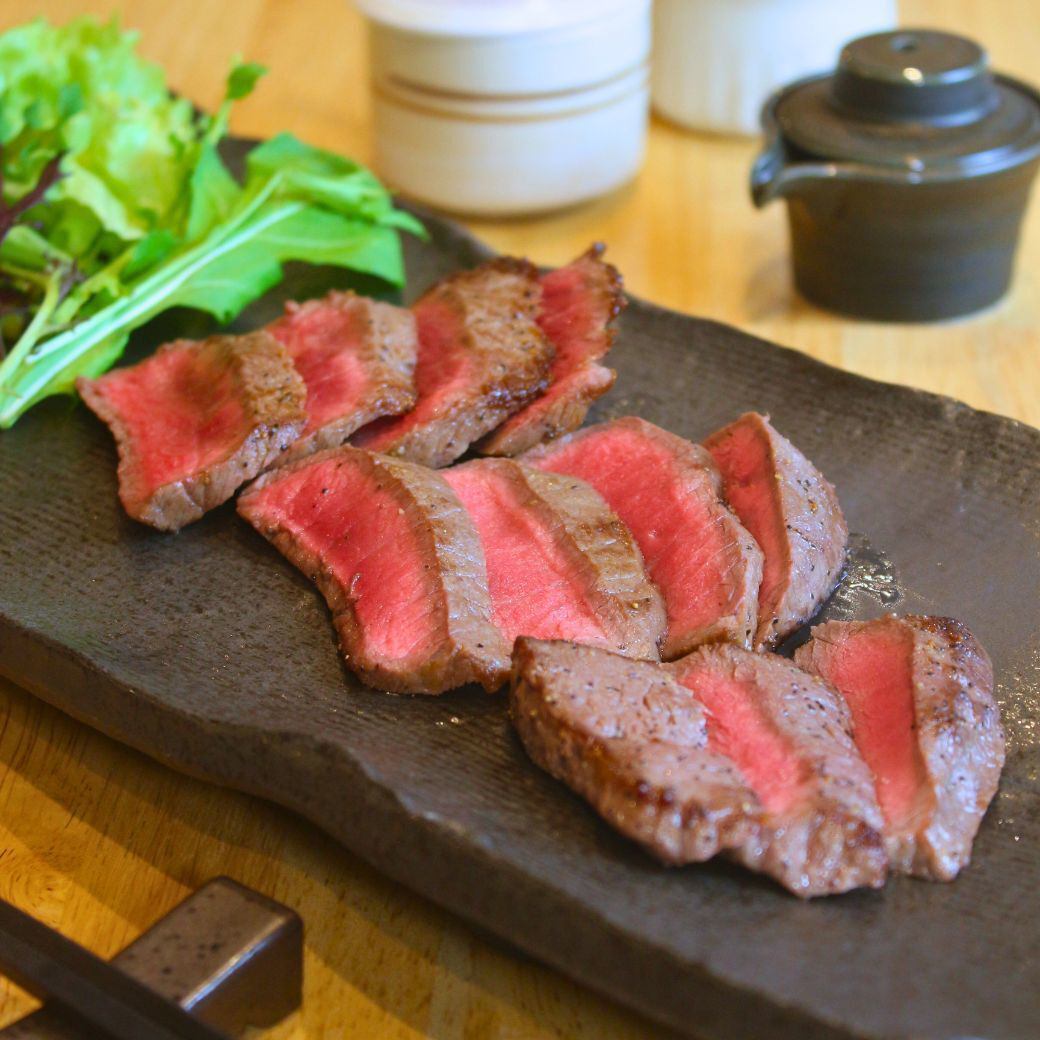 おちついた上品空間でお肉料理を愉しむダイニング