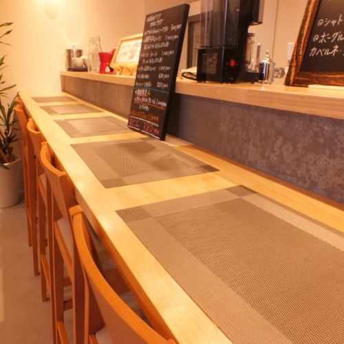 A counter seat with a great atmosphere that is also recommended for dates