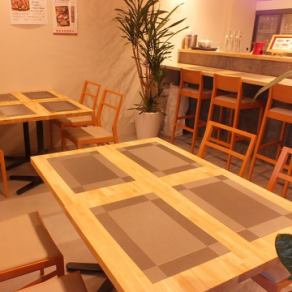 The tables can be combined, so it can be accommodated even after 8 people♪