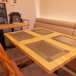 Table for 4 people regardless of usage scene such as girls' association, mom's association